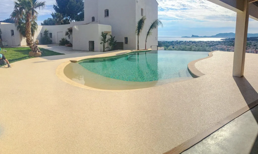 Covor de piatră decorativ în jurul piscinei